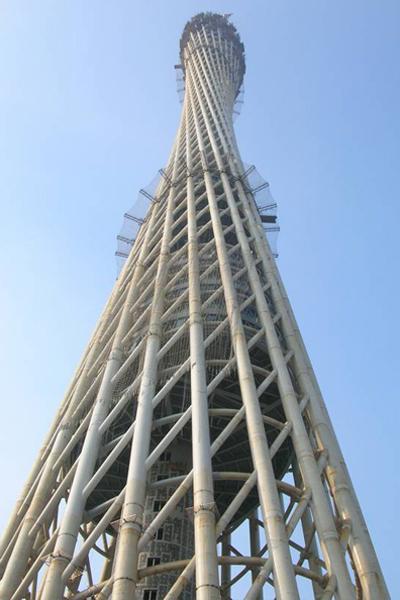 A torre da Guangzhou TV com 610 metros.