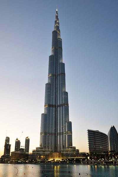 Burj Khalifa com 828 metros.